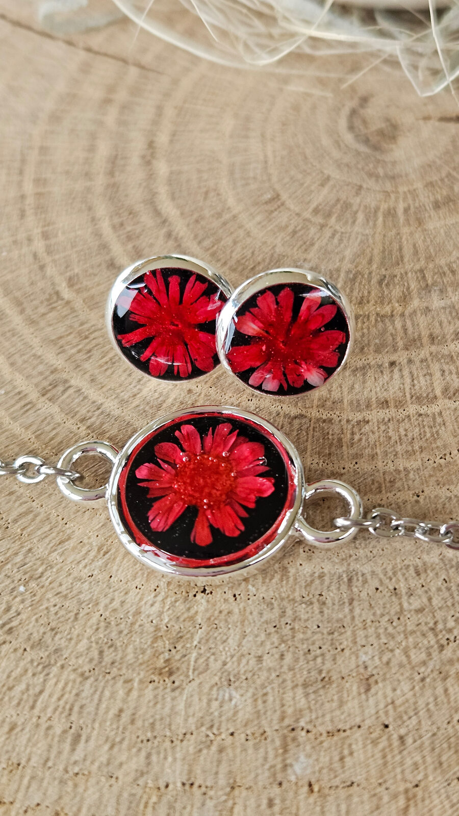 Silberschmuck mit roten Blüten in Harz