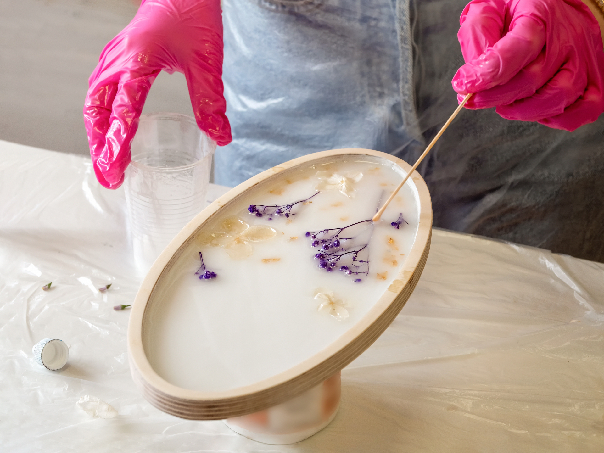 Handgefertigtes Epoxidharz-Tablett mit Trockenblumen auf dem Atelier-Tisch