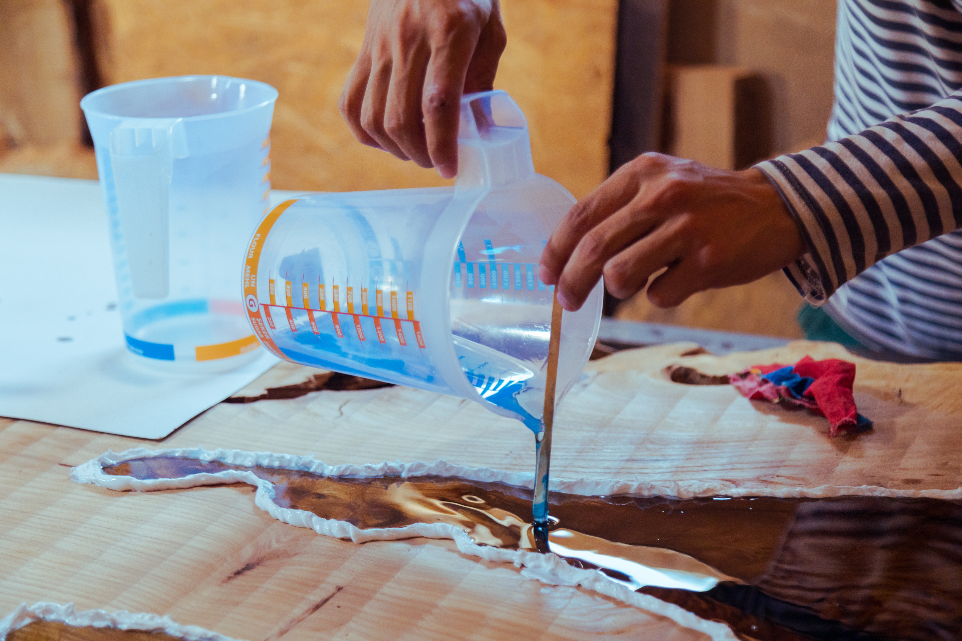 Genaues Abmessen und Anmischen von Epoxidharz im Atelier