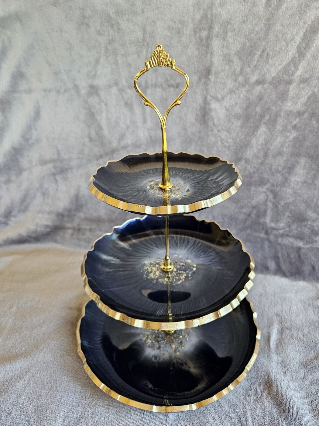 Dreistöckige Etagere aus Epoxidharz in Nachtblau mit Goldrand