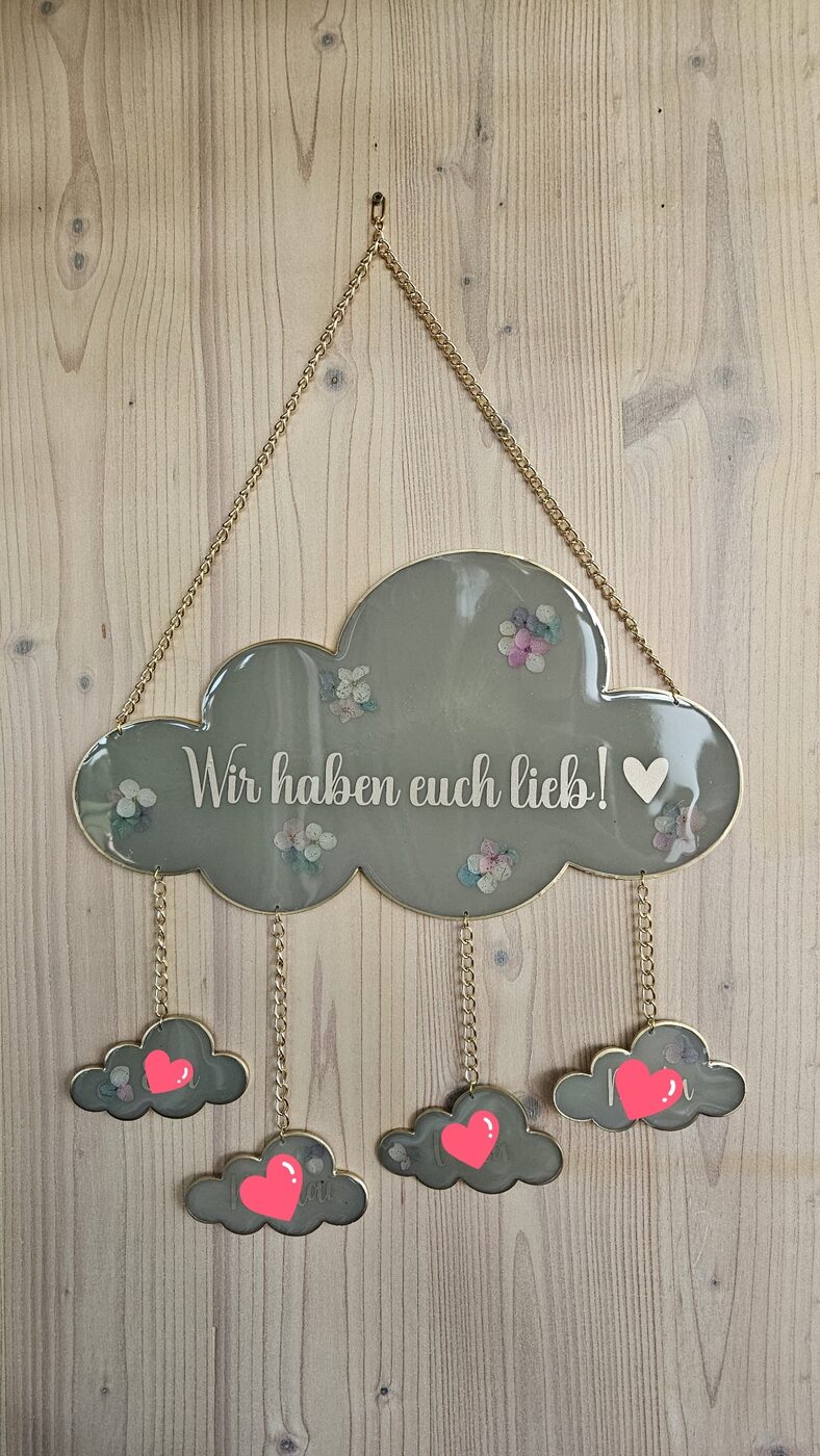 Wolke „Wir haben euch lieb!“ — personalisiertes Unikat aus Epoxidharz