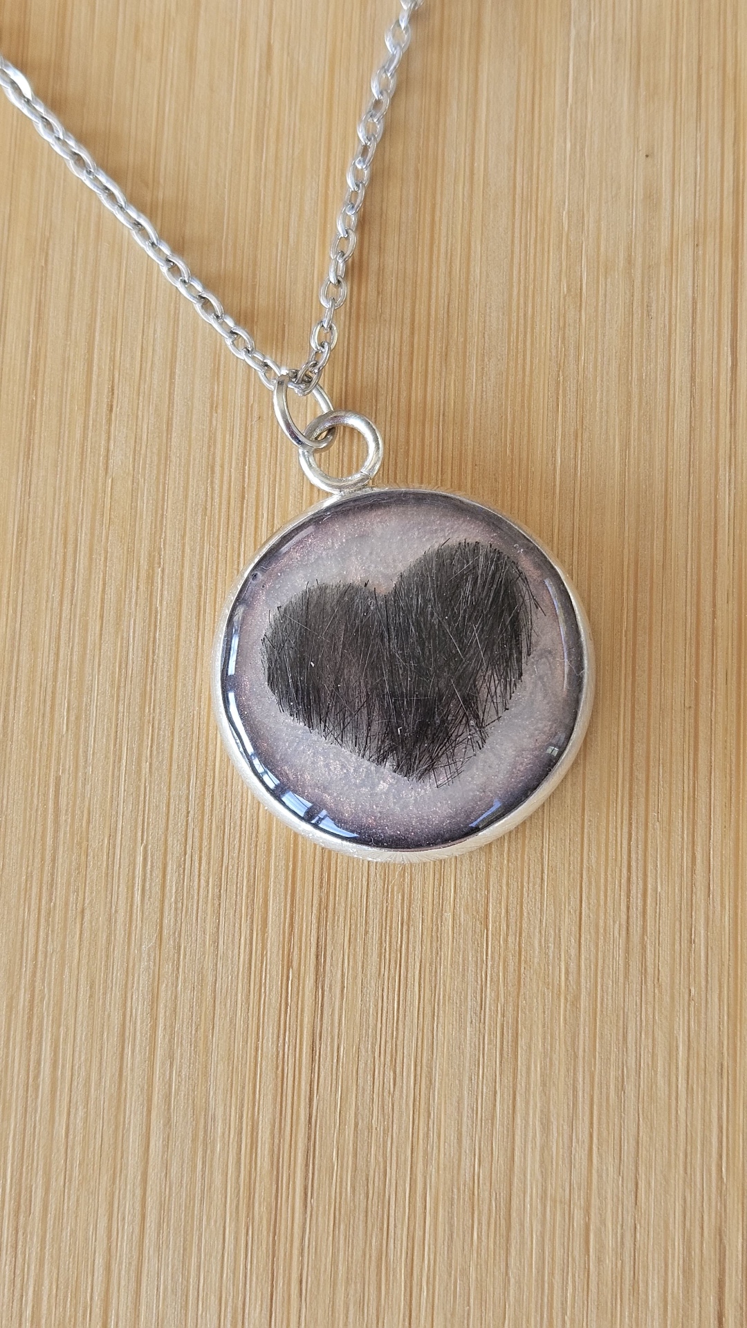 Ein Herz aus Tierfell, eingebettet in einen handgefertigten Resin-Anhänger